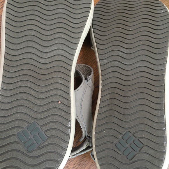 Woman’s Columbia sandal/w/Velcro closure on heel back, on instep, & across toes. - Picture 6 of 7
